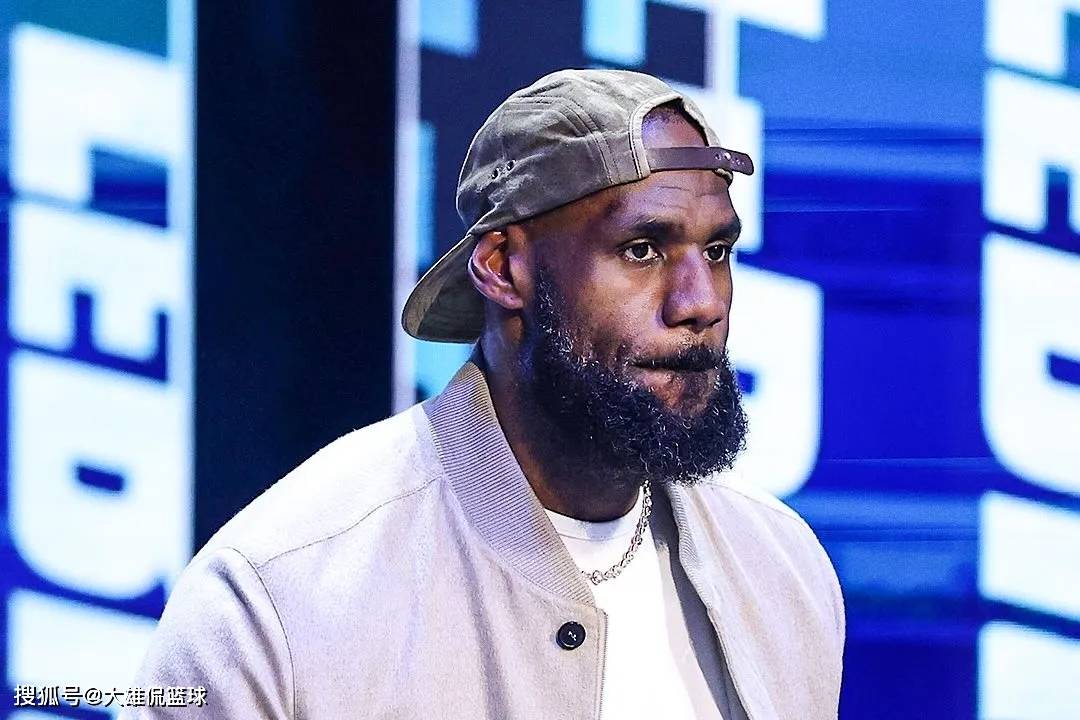 刷新纪录引发热议！，詹姆斯在加拿大队比赛中出色防守引发球迷热议的简单介绍