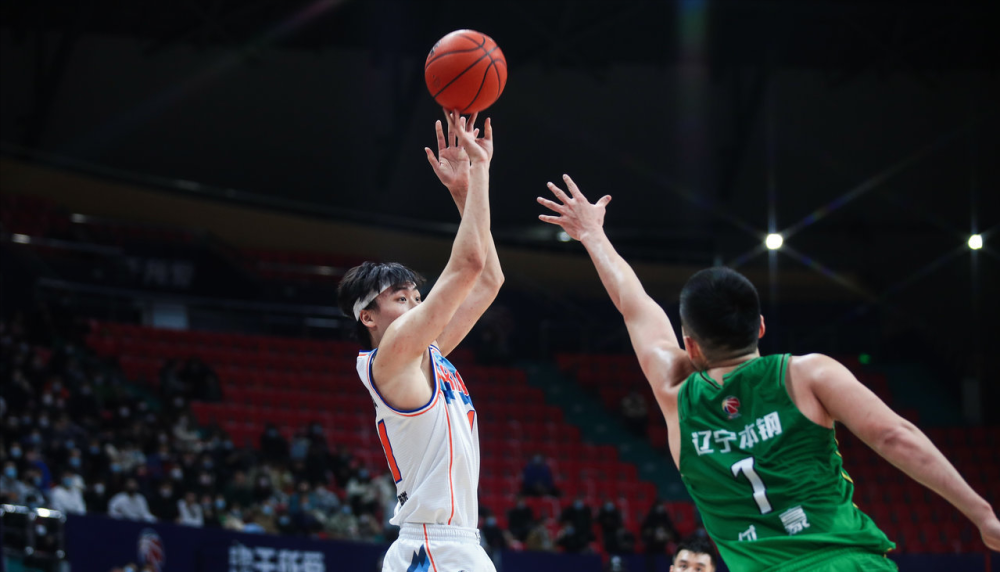 皖南金雕队对阵胶东雷霆队，田径半决赛惊险晋级，内线统治篮板——门前嗅觉决定胜负的简单介绍