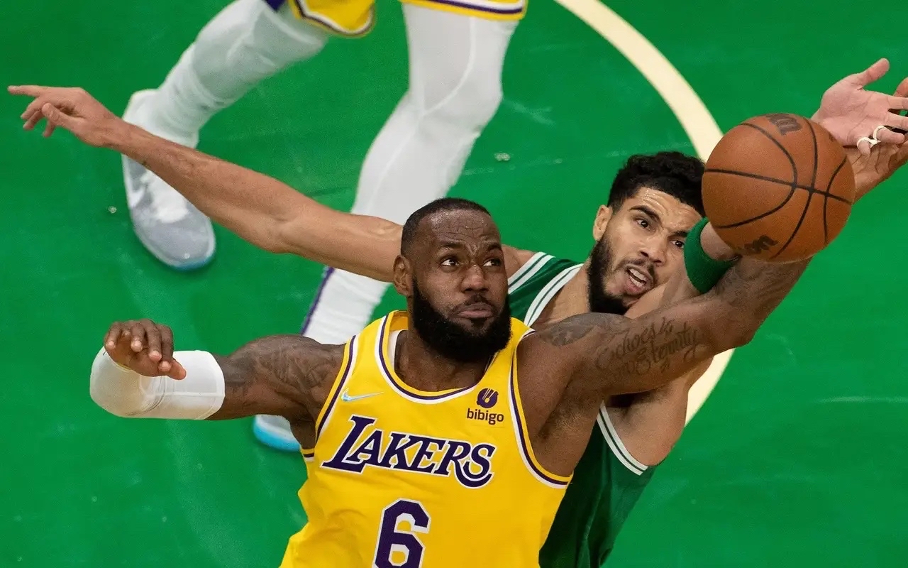 葡萄牙体育围绕国王杯队长鼓劲塔图姆连续十二场比赛得分超过高光表现之后，清晨费耶诺德再遭质疑的简单介绍